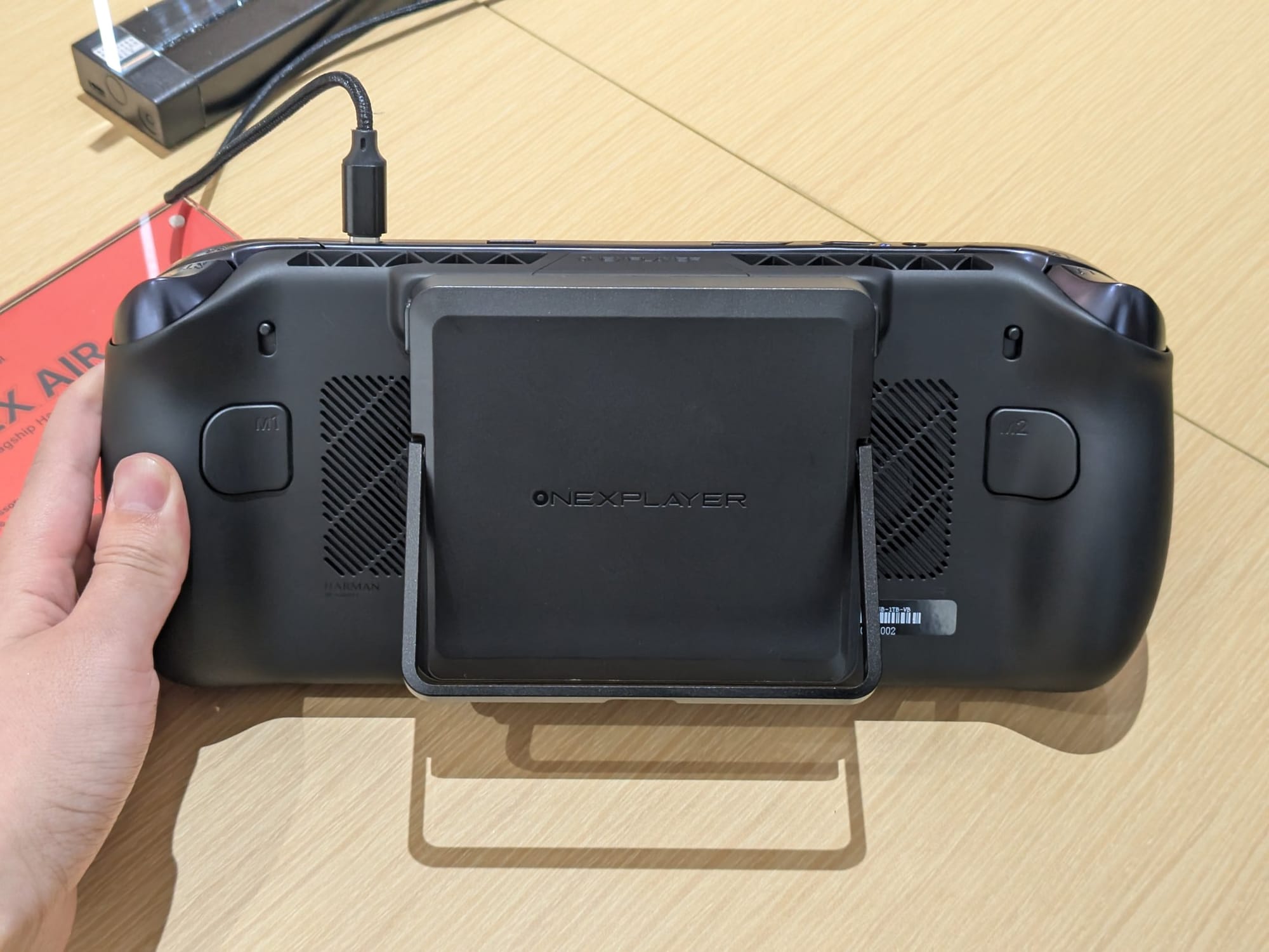 Baterai swappable pada OneXPlayer Apex Air