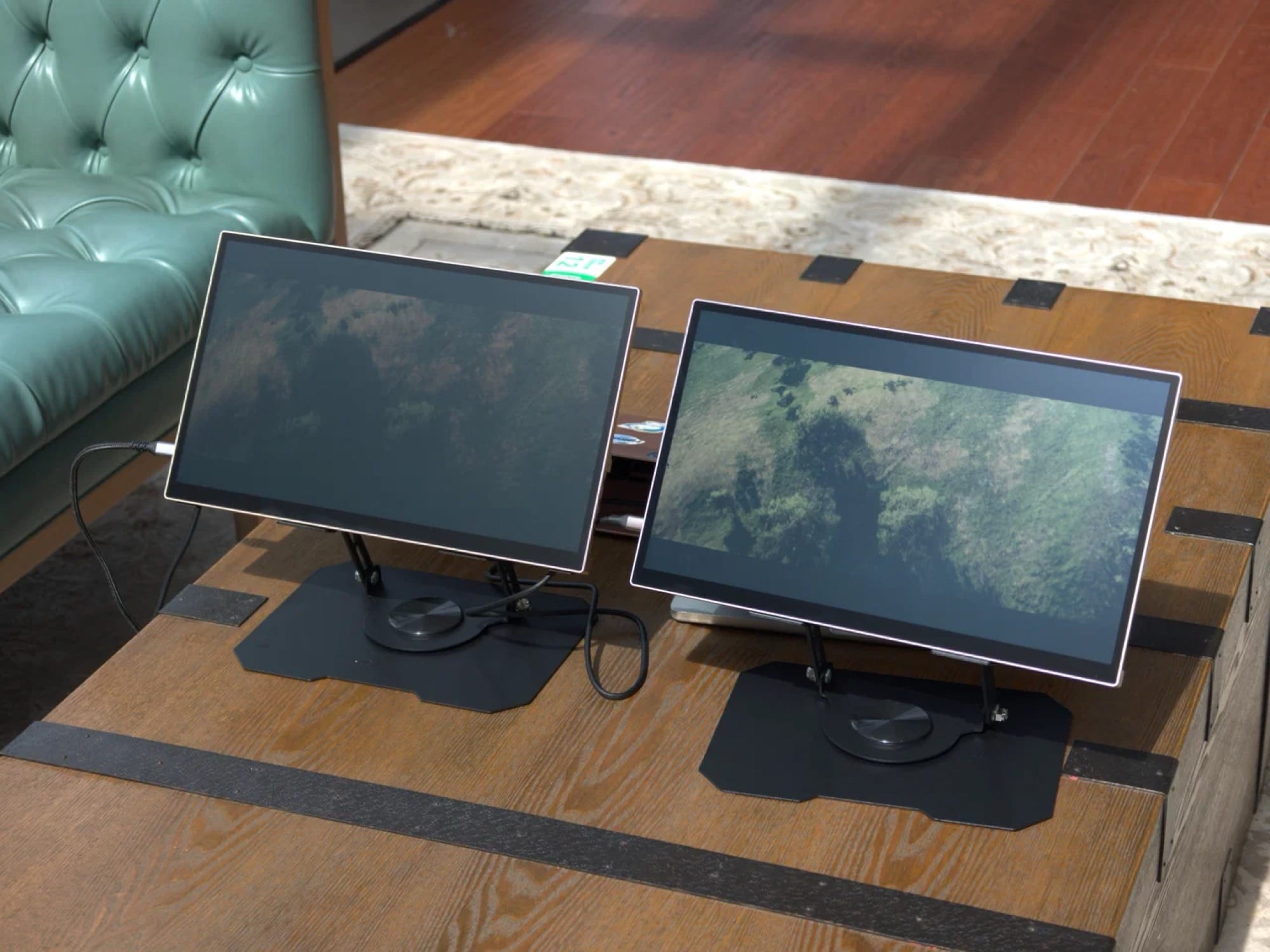 Monitor Eazeye Radiant Monitor 2 dalam posisi berdiri dengan kabel USB-C terhubung ke laptop