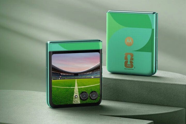 Motorola Razr FIFA World Cup 2026 tampak depan dan belakang
