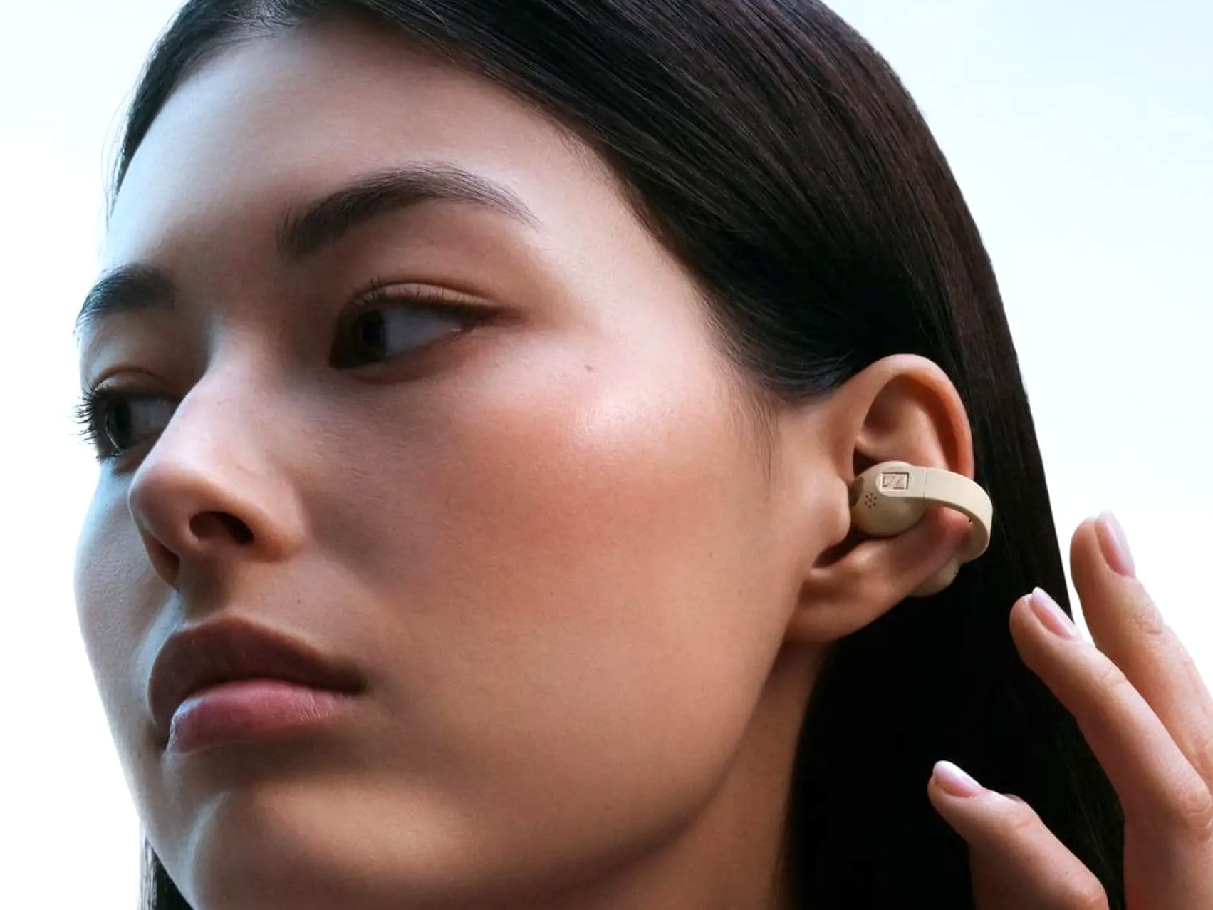 Sennheiser Accentum Clip didesain tetap terpasang saat olahraga dan memungkinkan pengguna mendengar sekitar demi keselamatan