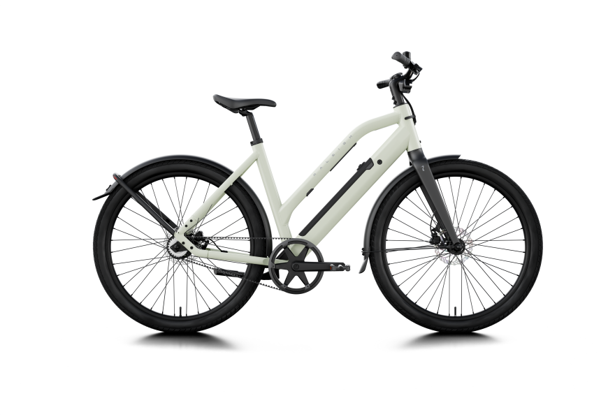Sepeda listrik Raleigh One warna off white dengan desain step-through