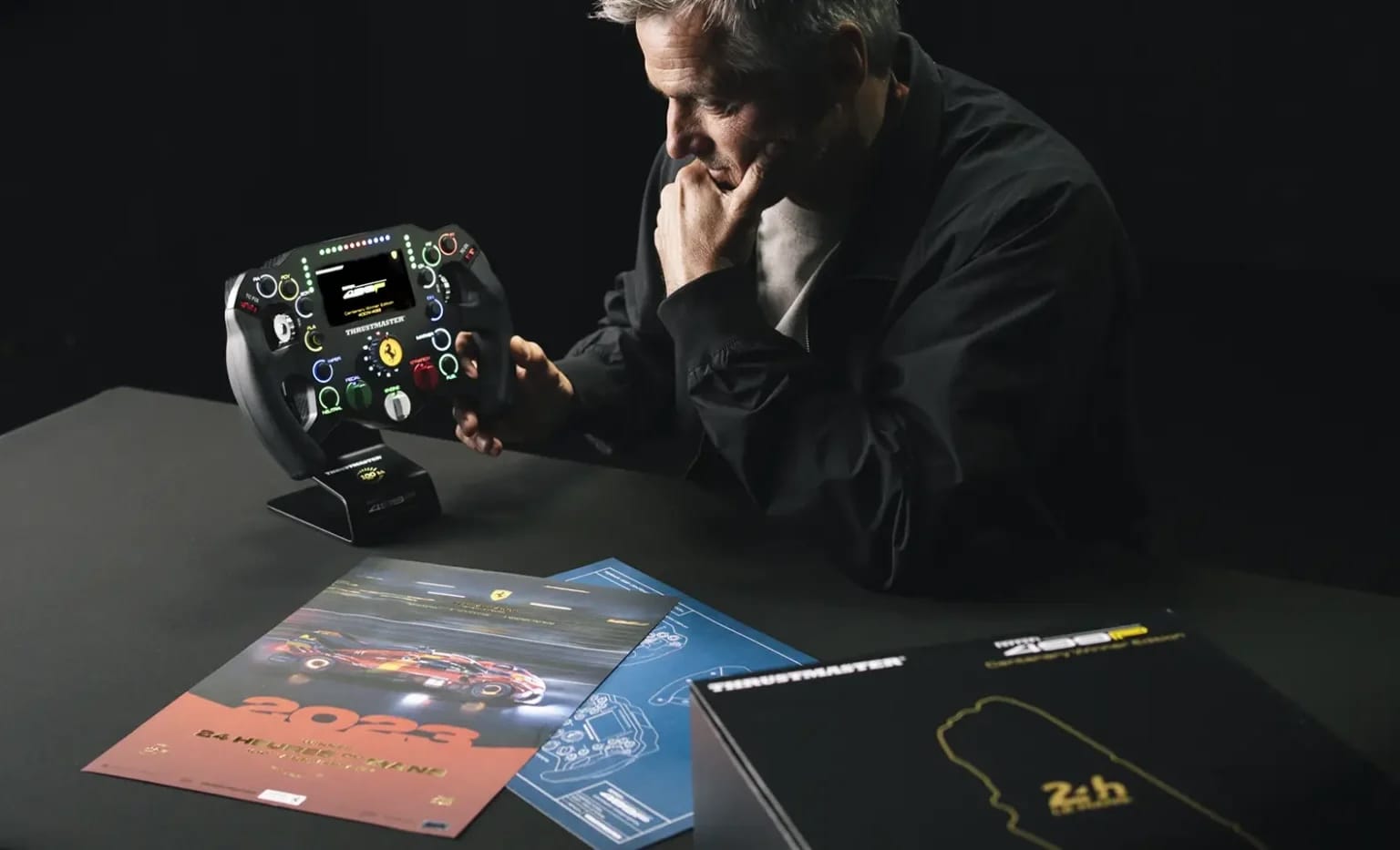 Setir Sim Racing Thrustmaster Replika Ferrari 499P dengan tombol lampu latar dan layar LCD.