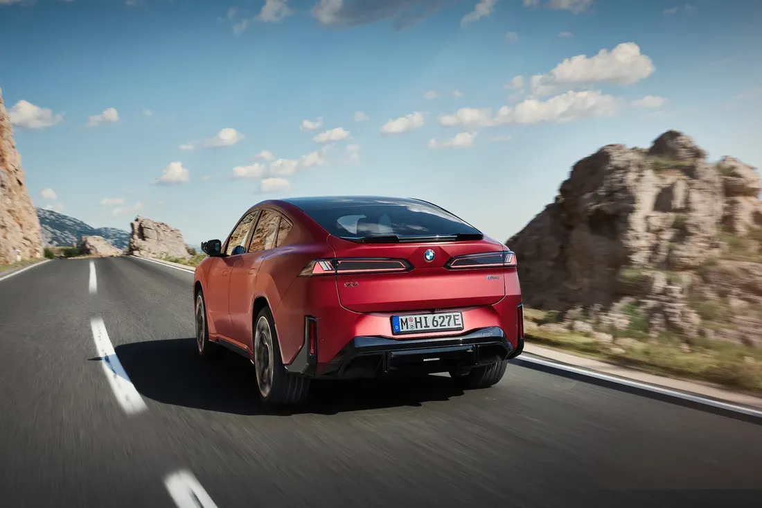 Tampilan samping SUV listrik BMW iX4