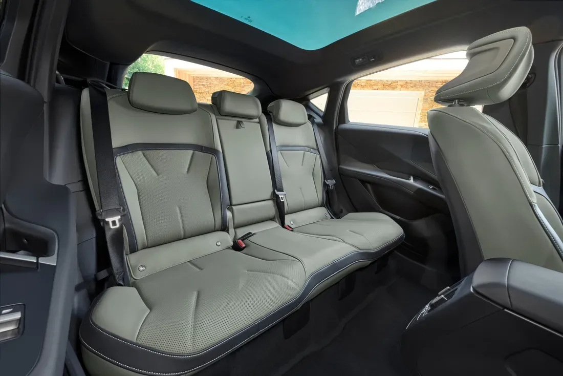 Interior kabin BMW iX4 dengan layar sentuh dan Panoramic Vision