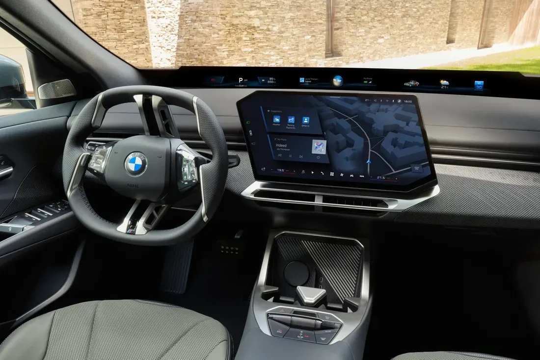 Tampilan belakang BMW iX4 SUV listrik