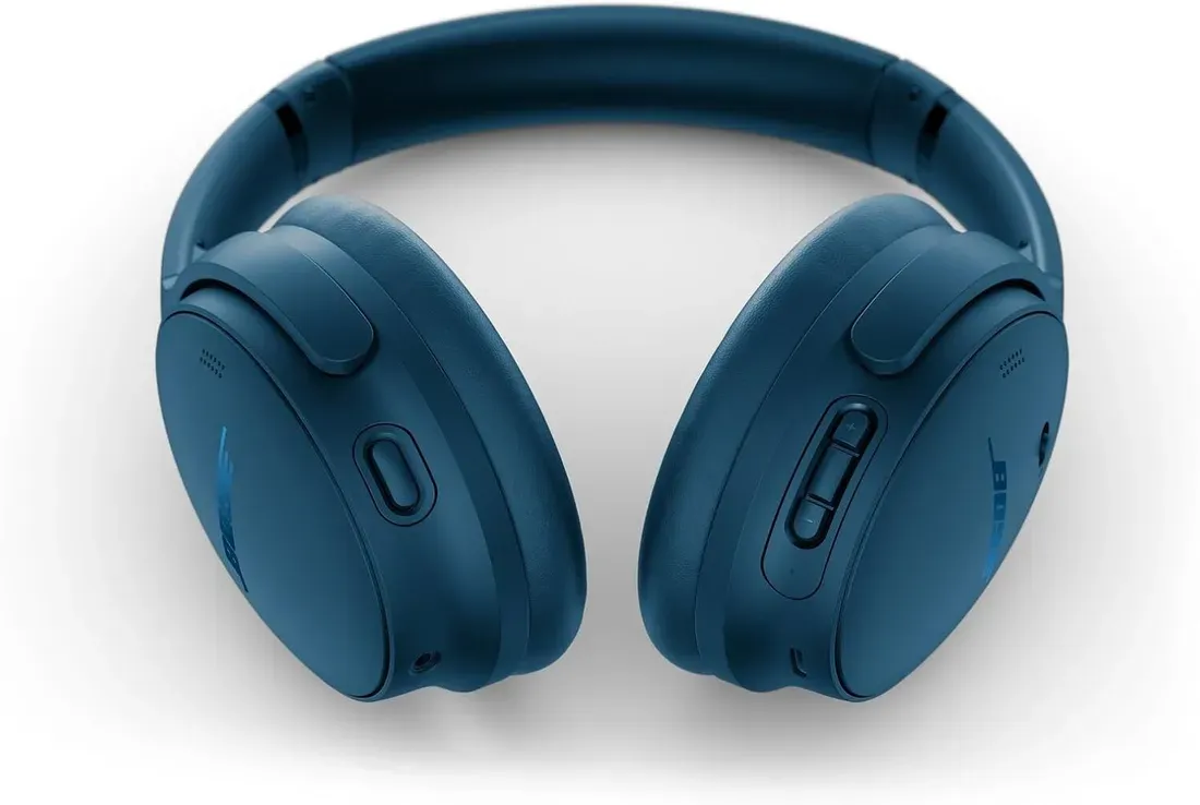Port jack audio pada Bose QuietComfort Headphones Gen 1 warna biru