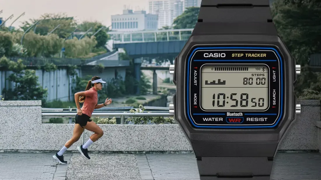 Layar LCD Casio FB100W menampilkan grafik hitungan langkah kaki