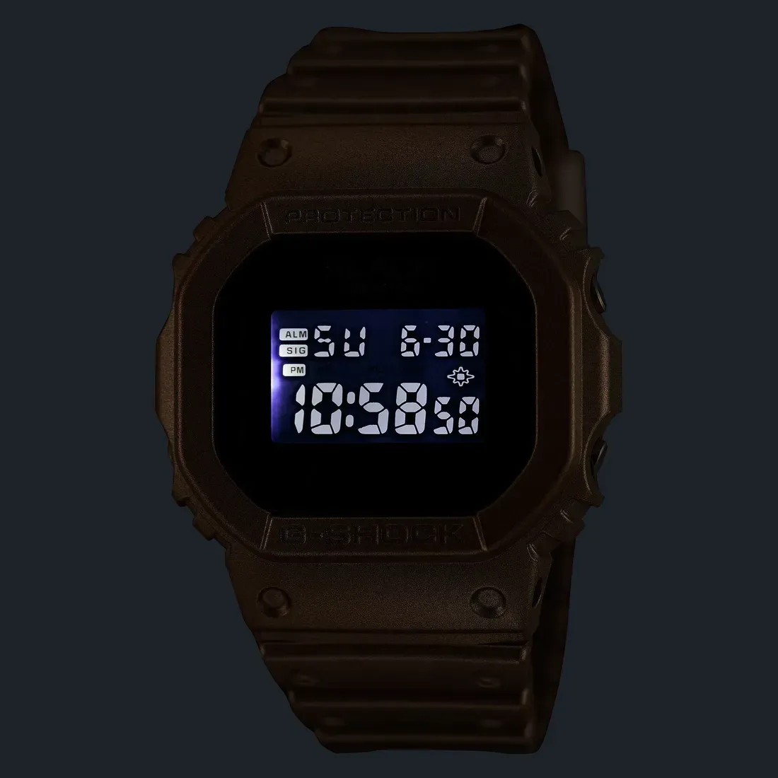 Lampu LED putih Casio G-Shock DW-5600BEP-9 menyala dalam kondisi gelap