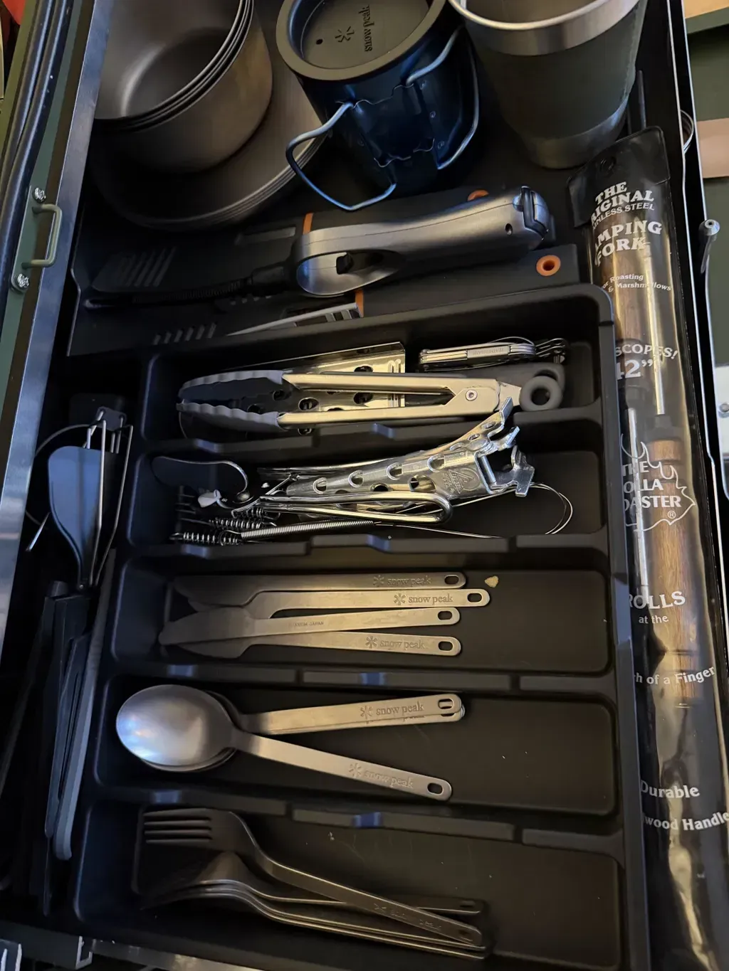 Kompartemen interior Chuk Box tiga tingkat
