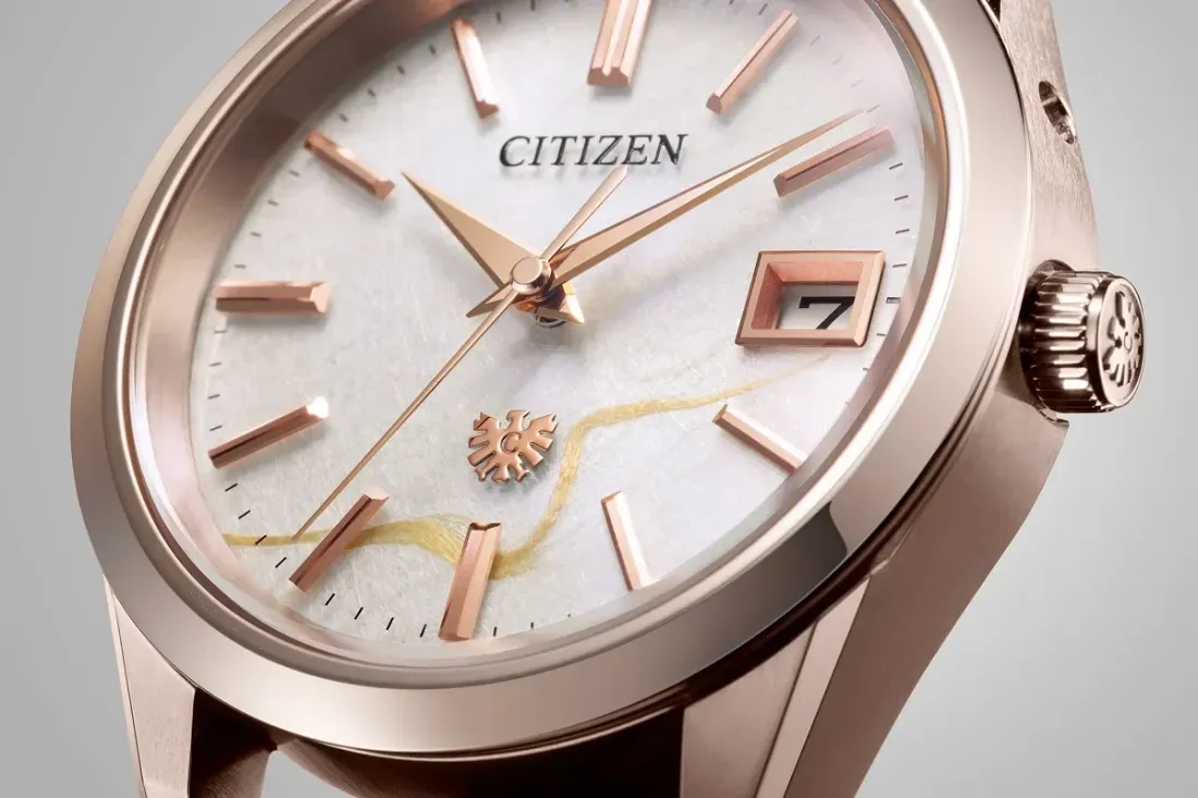 Tampilan jam tangan Citizen AQ4106-00B dengan tali kulit buaya cokelat
