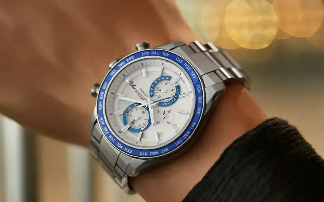 Tampilan samping dan gelang Super Titanium Citizen Attesa AT8296-53A