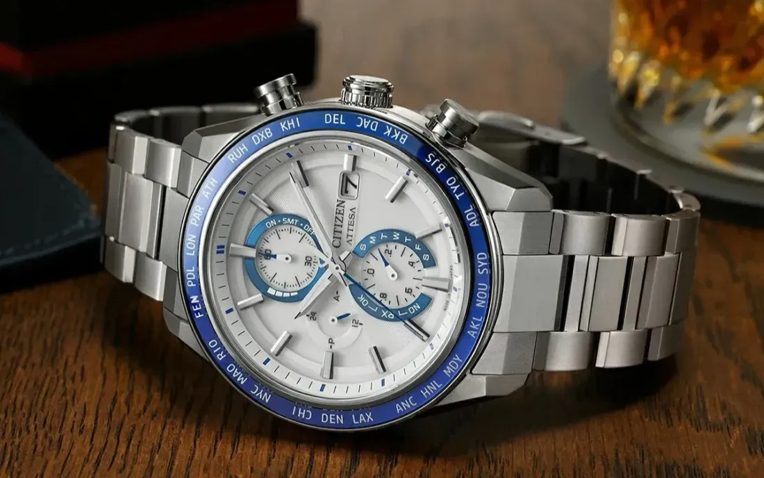 Jam tangan Citizen Attesa AT8296-53A dipasang pada pergelangan tangan