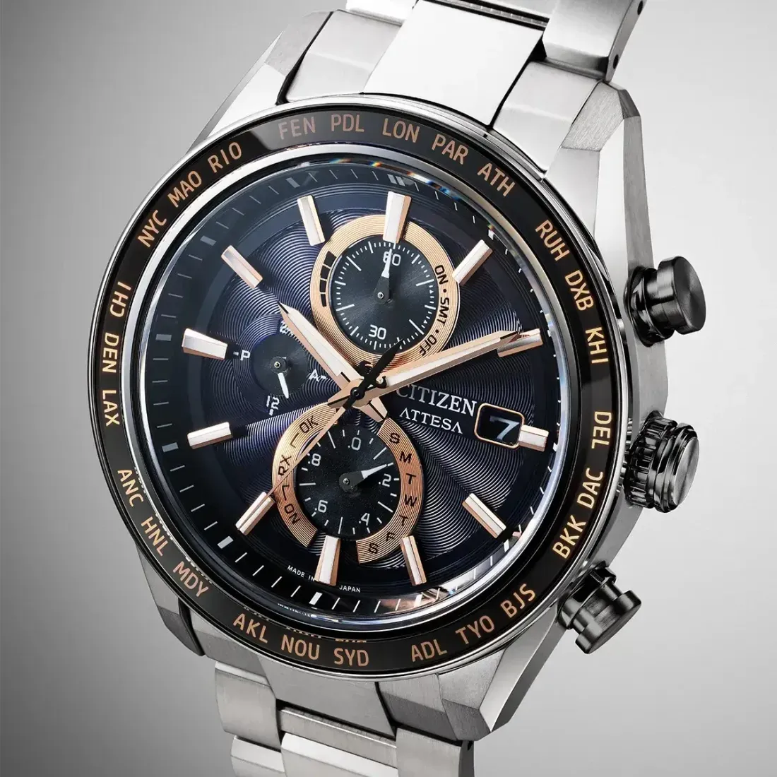 Citizen Attesa AT8296-53A dengan dial putih dan lapisan platinum