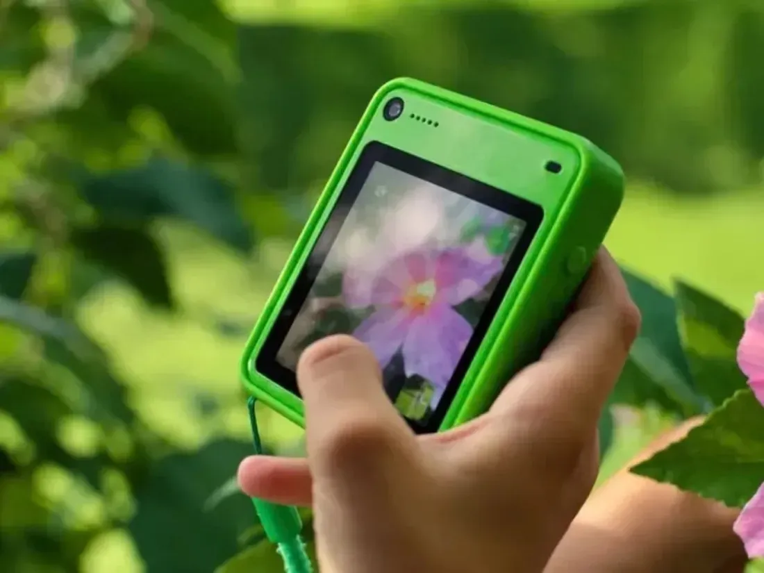 Desain bodi samping Freckle Phone berwarna cerah