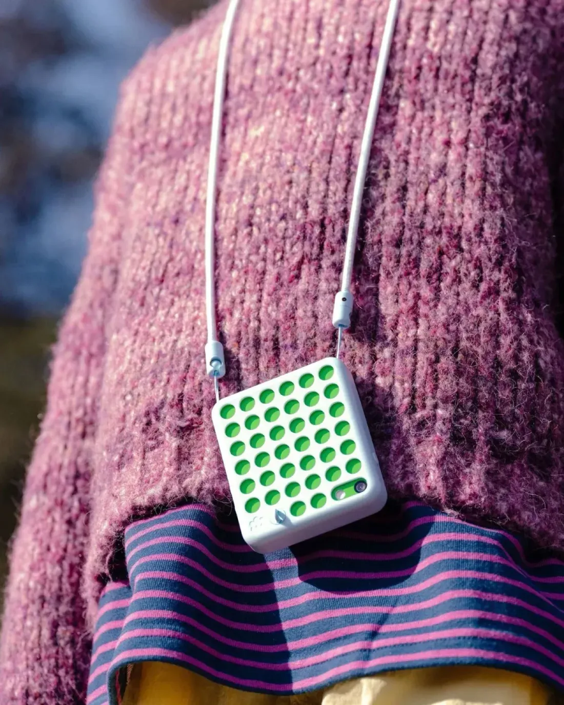 Freckle Phone dengan aksesoris tali bahu dan pelindung