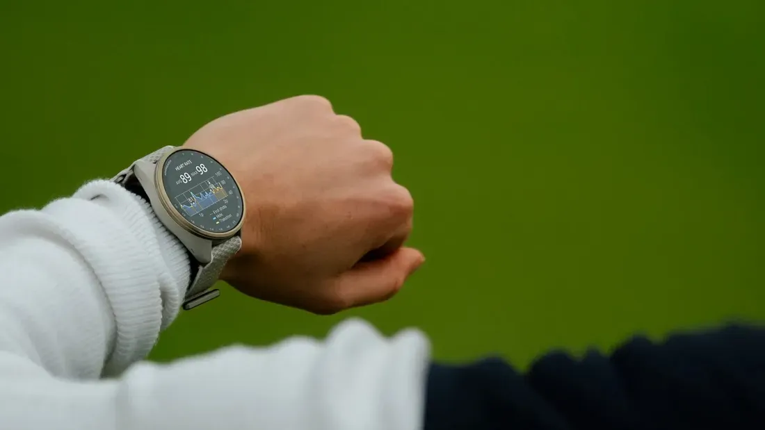 Fitur navigasi dan golf Garmin Approach S72
