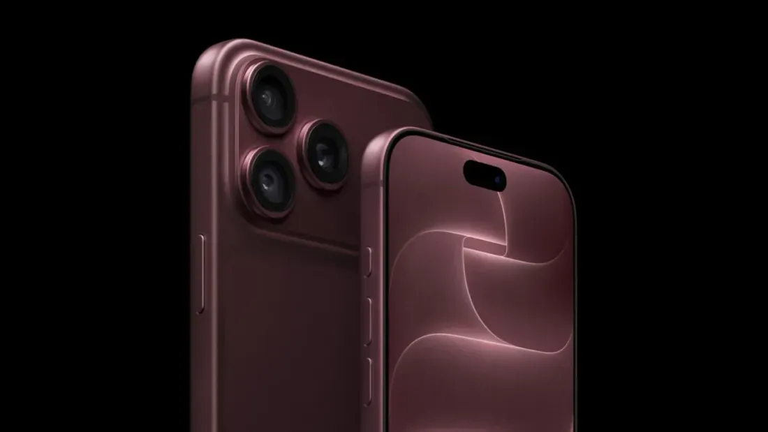 iPhone 18 Pro Max berwarna merah gelap dengan tiga kamera belakang dan layar menyala