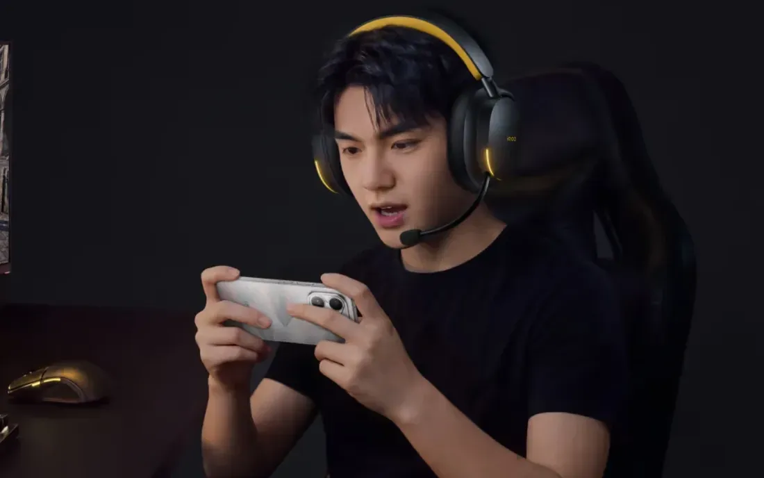 iQOO Gaming Headset dengan dongle USB-C dan USB-A untuk koneksi nirkabel