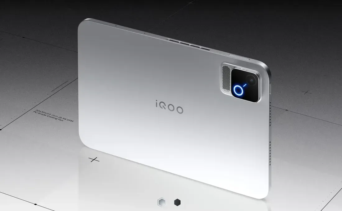 Bagian belakang iQOO Pad Ultra warna perak dengan kamera 13MP dan lampu RGB