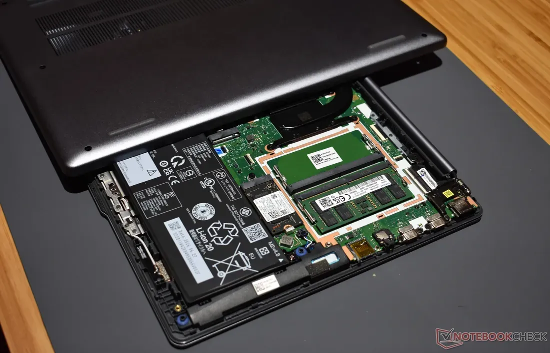 Bagian internal Lenovo IdeaPad Vibe 14 dengan dua slot SSD M.2 2242
