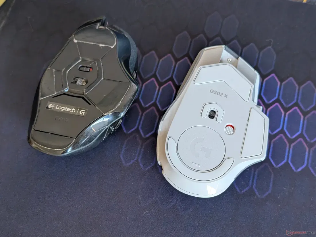 Foto tampak port belakang dan konektivitas I/O Logitech G502 X Lightspeed Dapat Update Firmware hingga 44.000 DPI