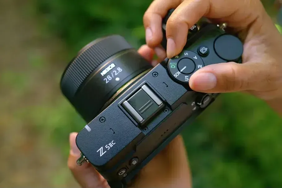 Kamera Nikon Z5IIC dengan layar sentuh artikulasi berukuran 3,2 inci