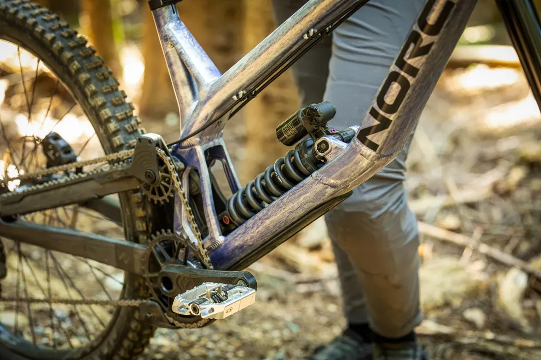 Norco Team DH dengan rangka aluminium dan bagian belakang karbon