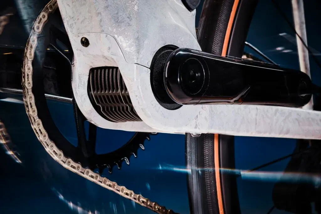Motor TQ HPR40 yang terpasang rapi pada bottom bracket sepeda Trek Domane+ SL
