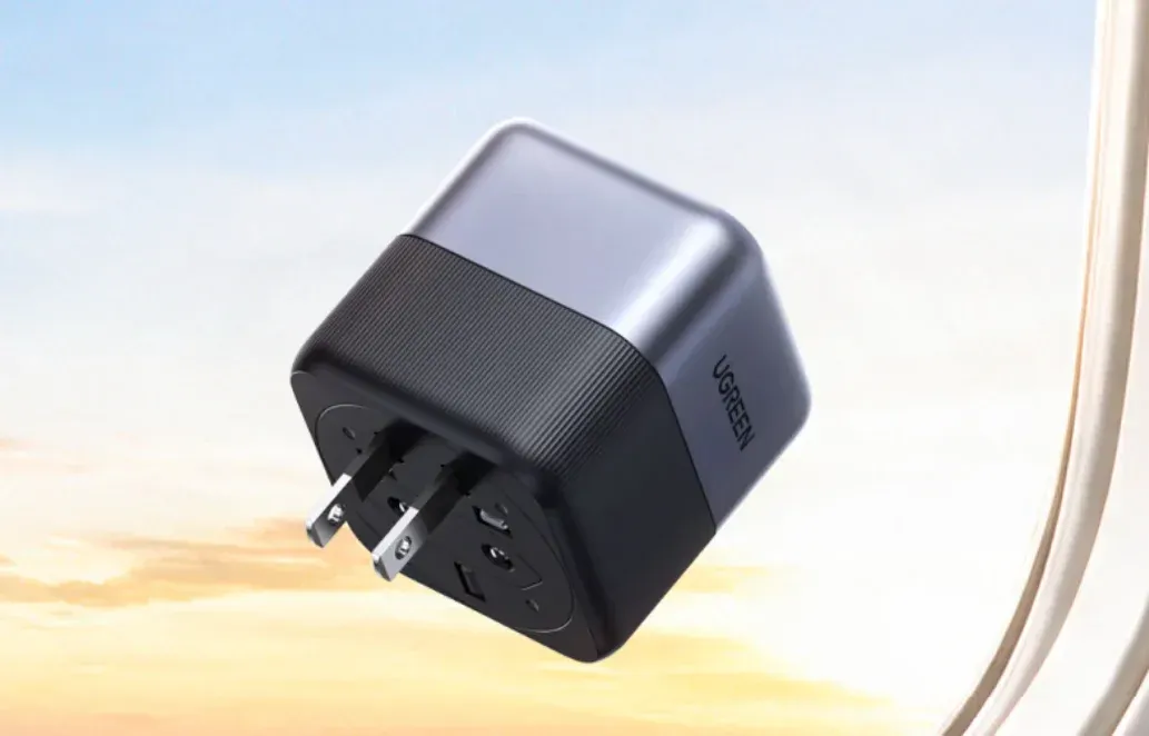 Port USB-C dan USB-A pada Ugreen 65W Travel Adapter