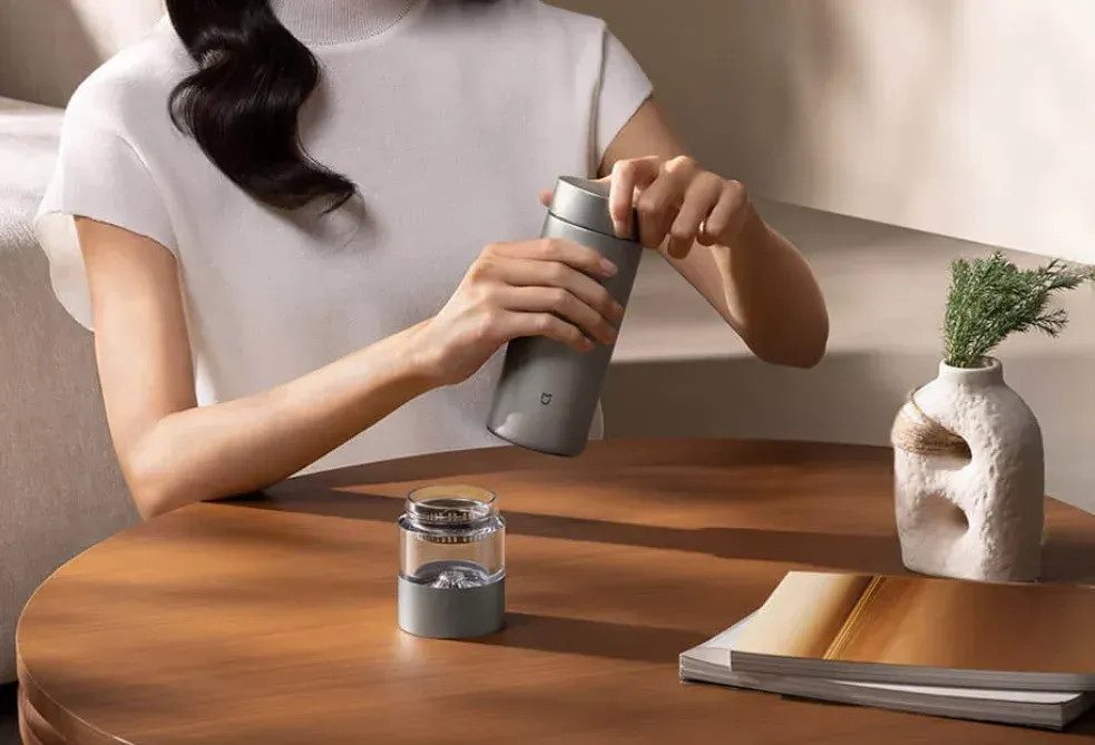Bodi titanium Xiaomi Mijia Titanium Thermos Cup dalam pilihan warna abu-abu dan perak
