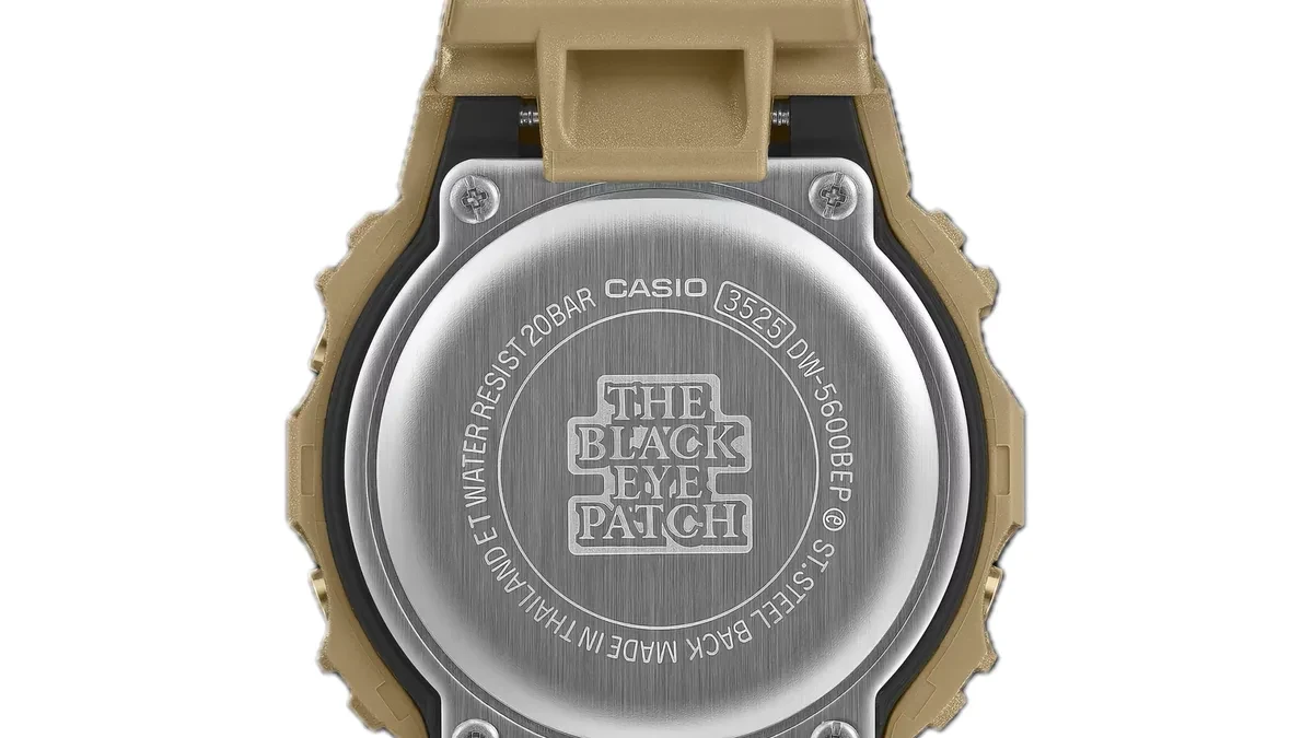 Casio G-Shock x BlackEyePatch DW-5600BEP-9 menampilkan casing dan gelang berwarna emas dengan layar negatif hitam dan digit kuning