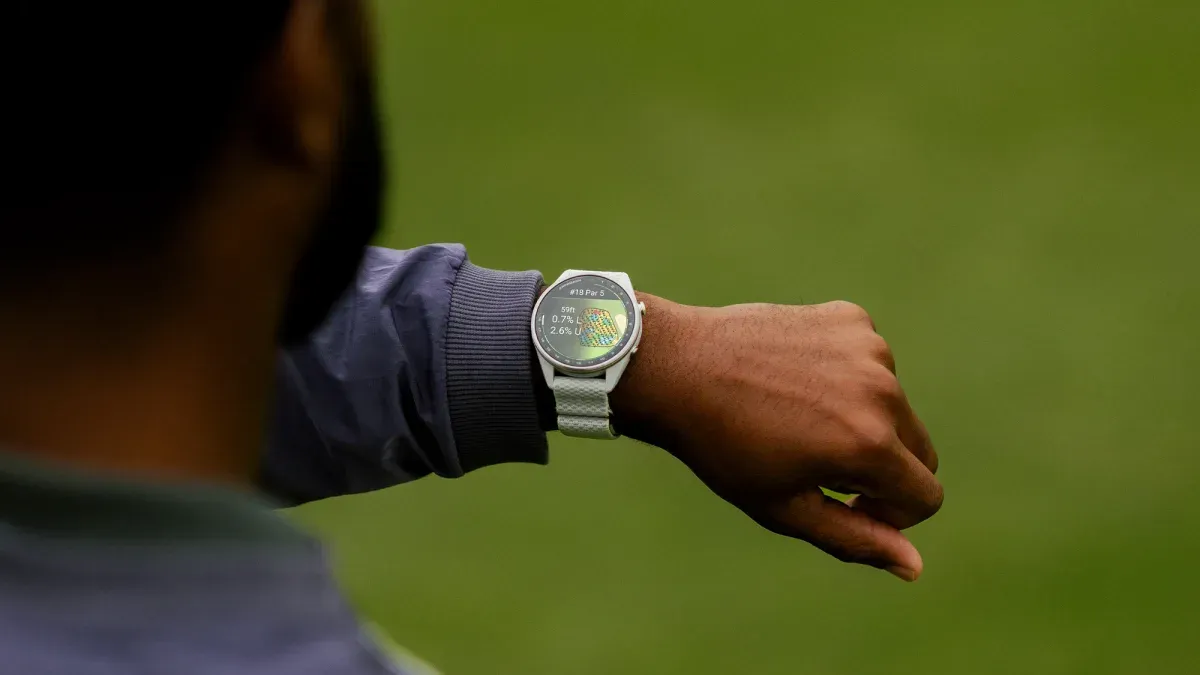 Garmin Approach S72 smartwatch golf dengan bodi titanium