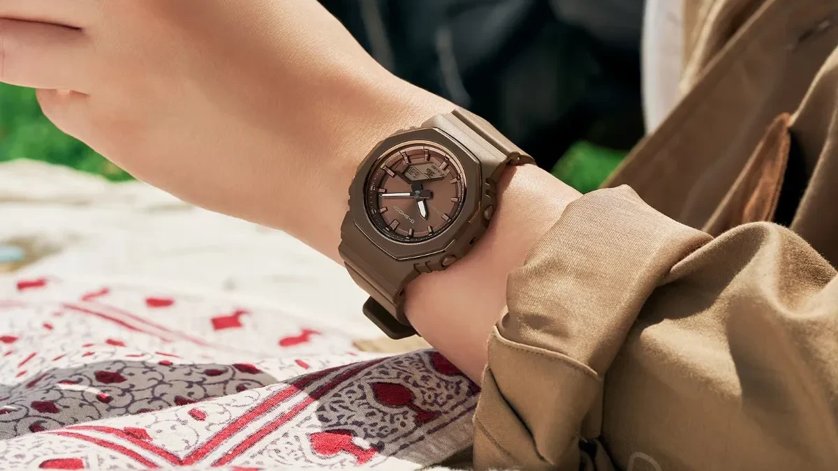 Dua jam tangan Casio G-Shock GMA-P2110B dengan warna hitam dan cokelat