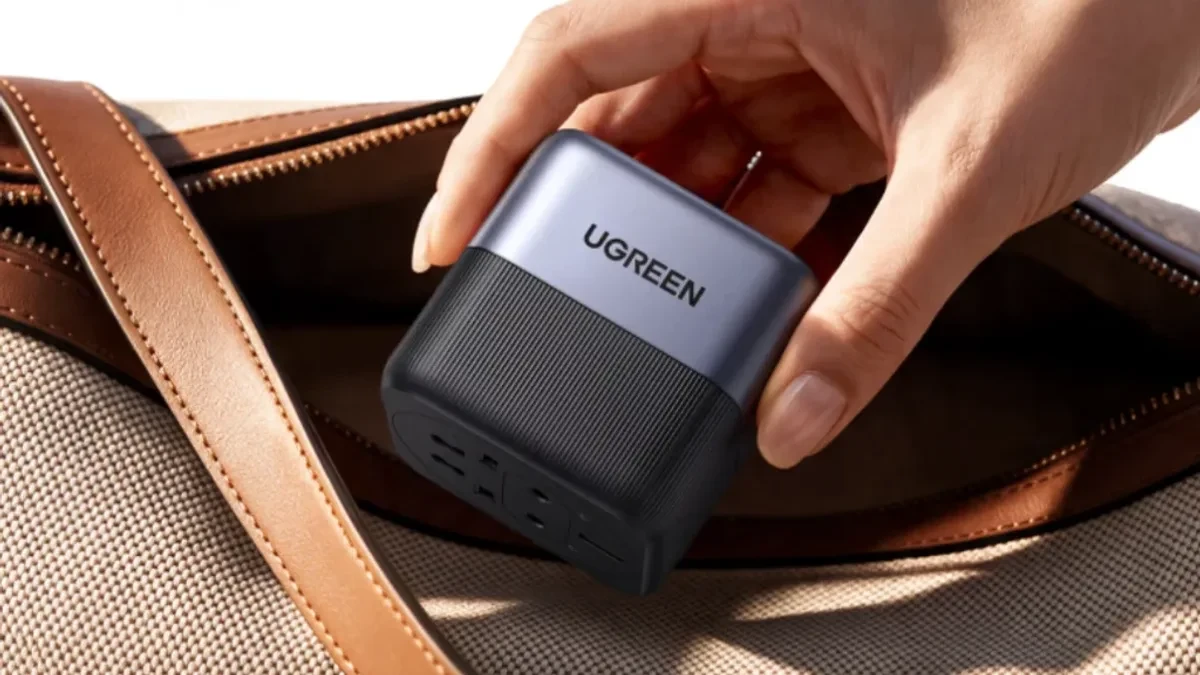 Ugreen 65W Travel Adapter dengan mekanisme colokan putar 360 derajat