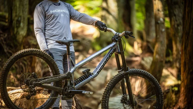 Sepeda Downhill Norco Team DH Usung Suspensi HPV6 200mm untuk Medan Kasar