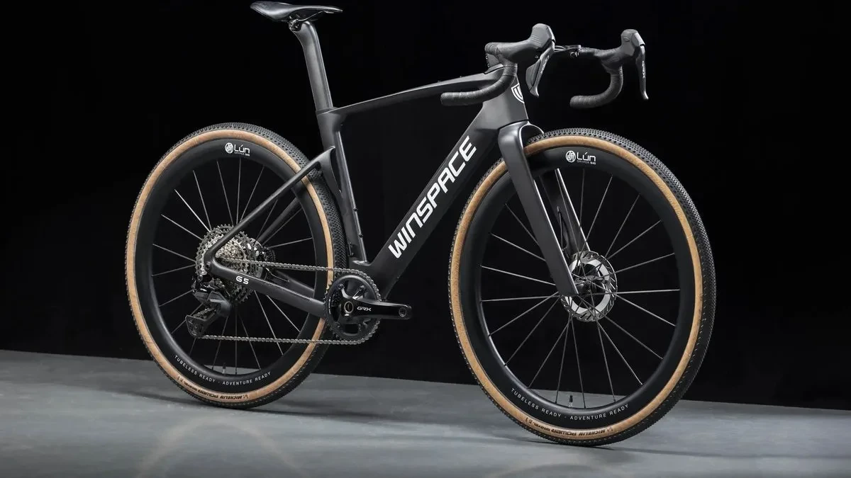 Sepeda balap gravel Winspace G5 dari samping memperlihatkan profil frame karbon aerodinamis