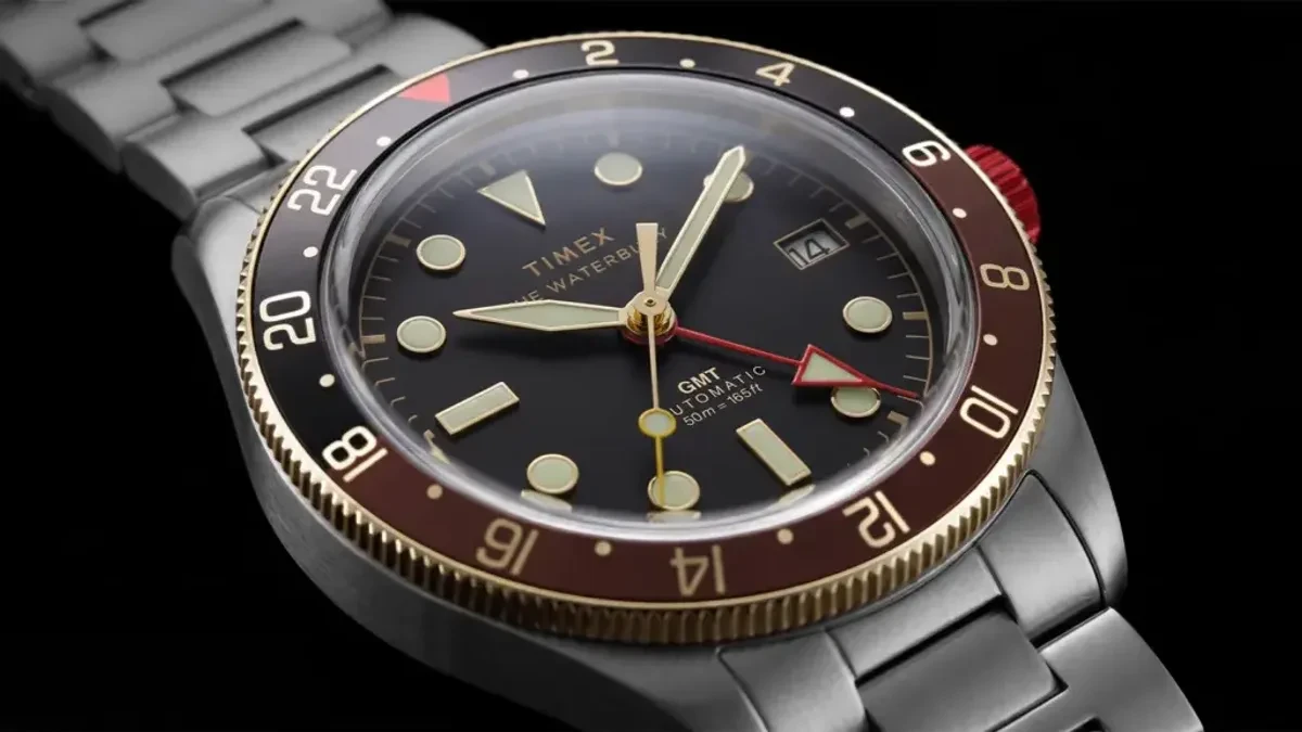 Tiga jam otomatis Timex Waterbury Heritage dengan caseback transparan