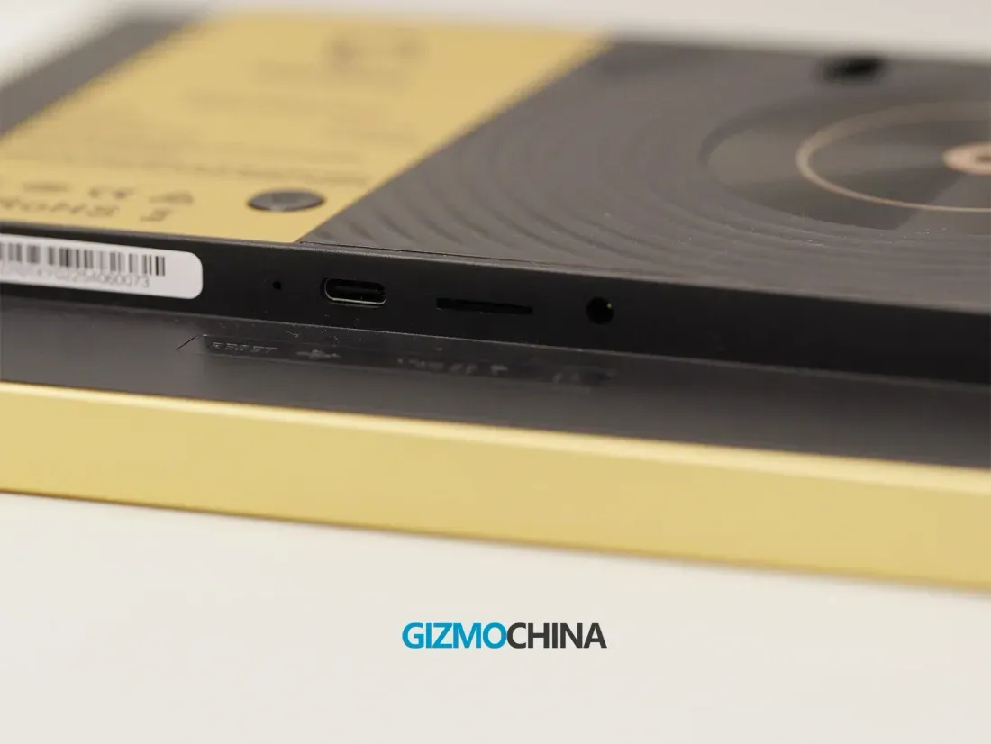 Port USB-C dan slot memori pada sisi bingkai Arzopa D10