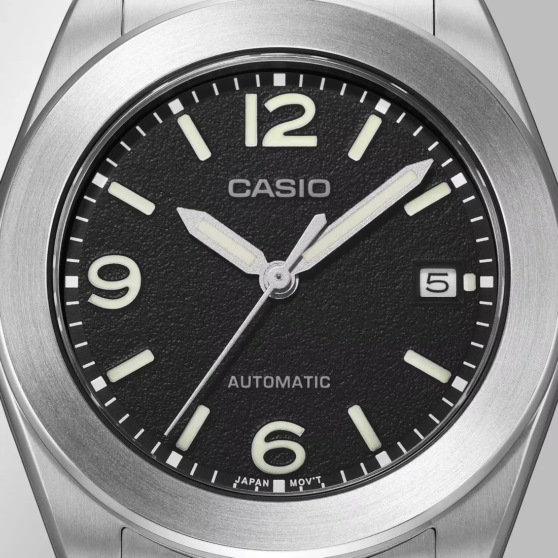 Dial dan penanda waktu fosfor pada jam tangan Casio CMK100