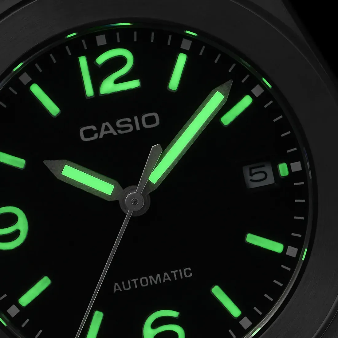 Tali kulit Italia dan rantai titanium pada jam tangan Casio CMK100