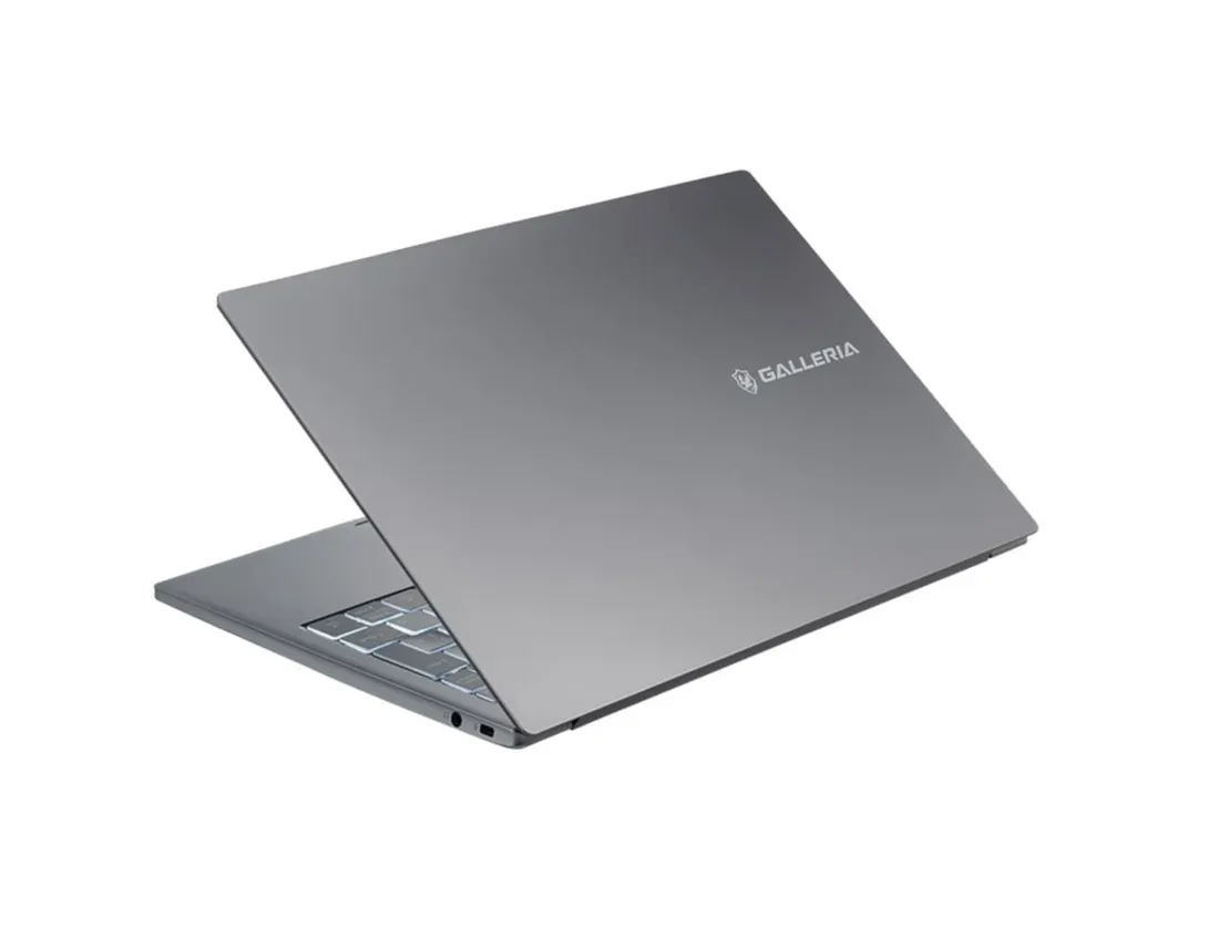 Sudut pandang bodi perak minimalis pada laptop Galleria NSC5L