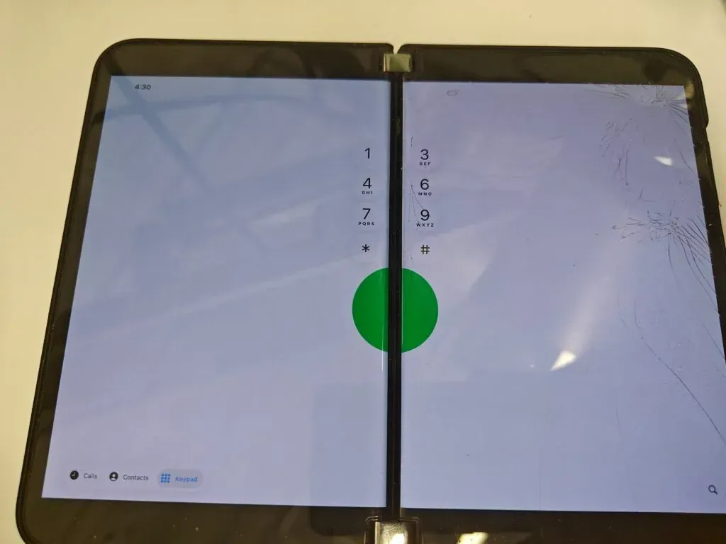 Engsel Microsoft Surface Duo 2 menutupi angka dialer iOS 26