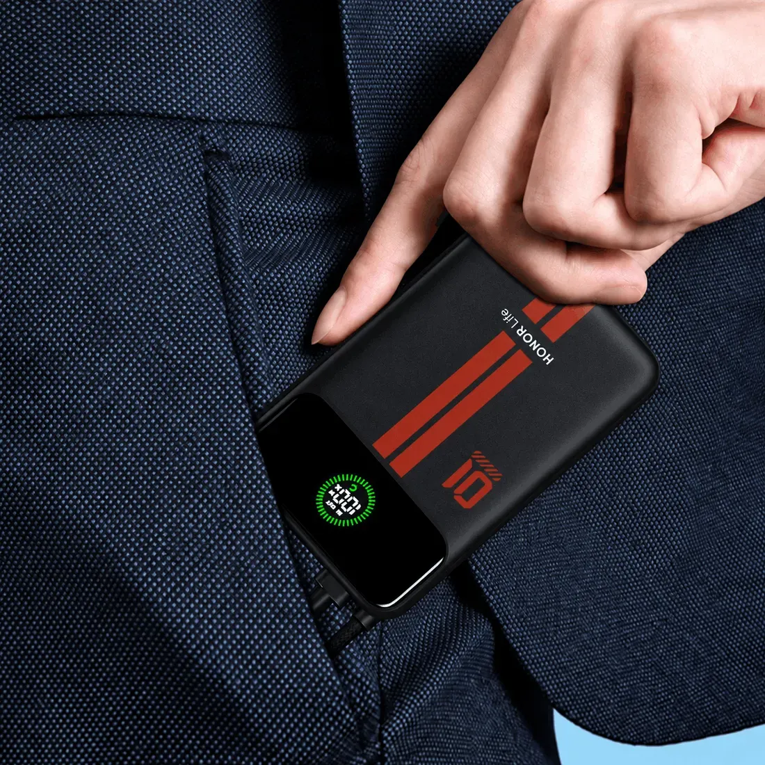 Honor Life Power Bank diselipkan ke dalam saku pakaian