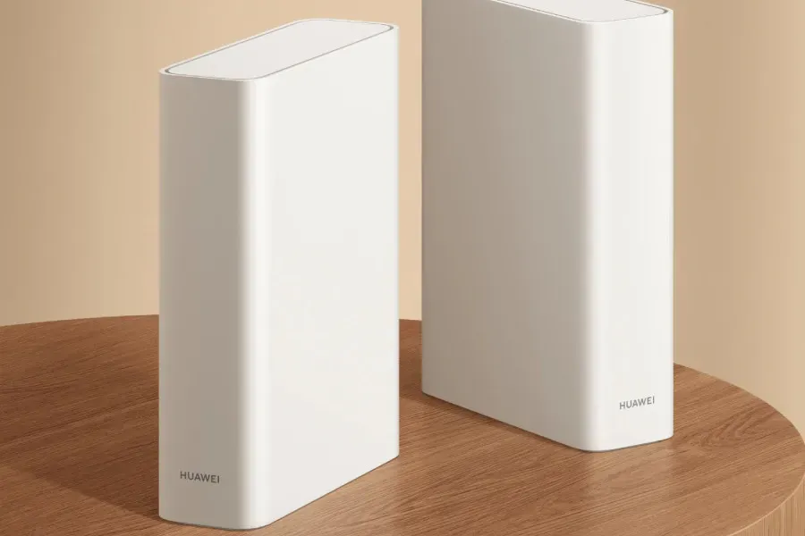 Dua unit Huawei Router X2 berwarna putih berdiri di atas meja kayu
