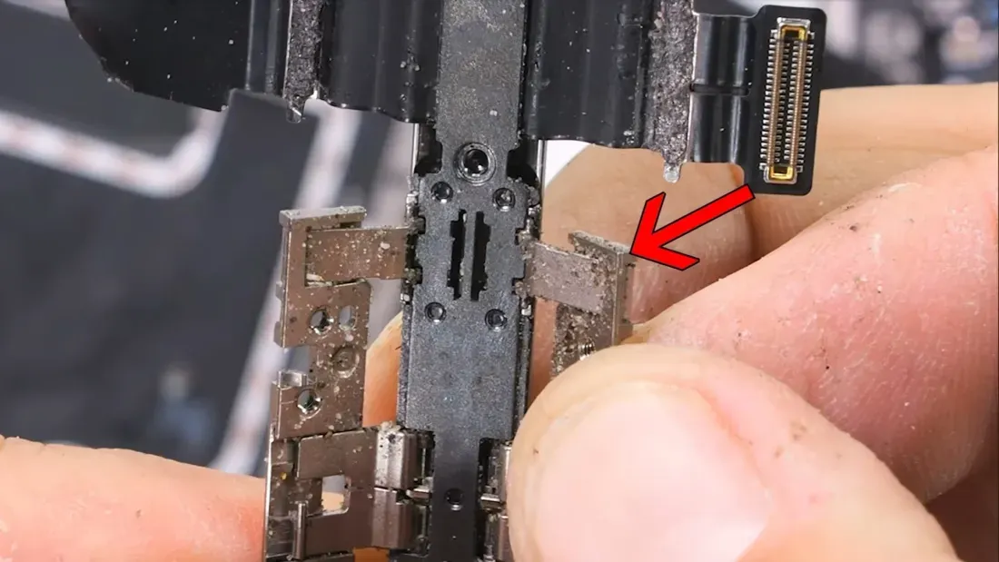 Pemeriksaan jarak dekat komponen engsel internal iPhone Duo