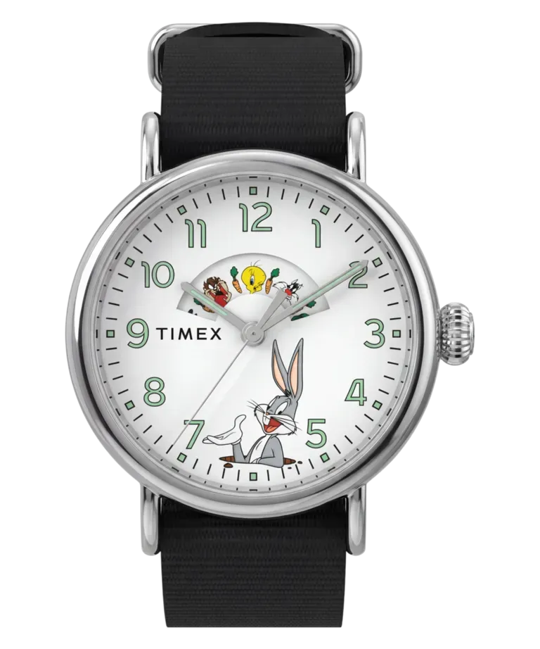 Detail pelat jam Looney Tunes Bugs and Friends x Timex Standard menampilkan cakram karakter berputar