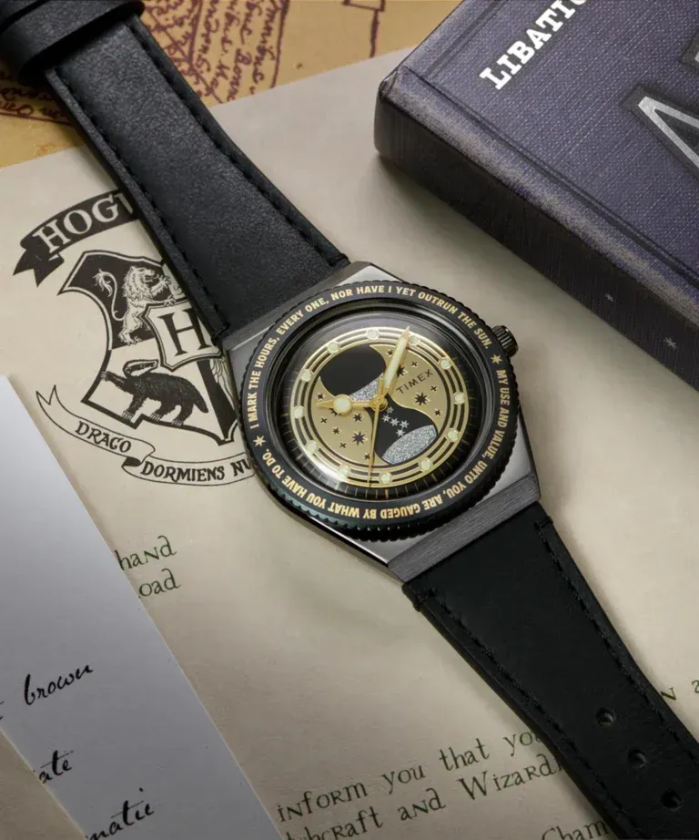 Q Timex Sorcerer's Stone berbodi hitam dengan dial merah bertekstur