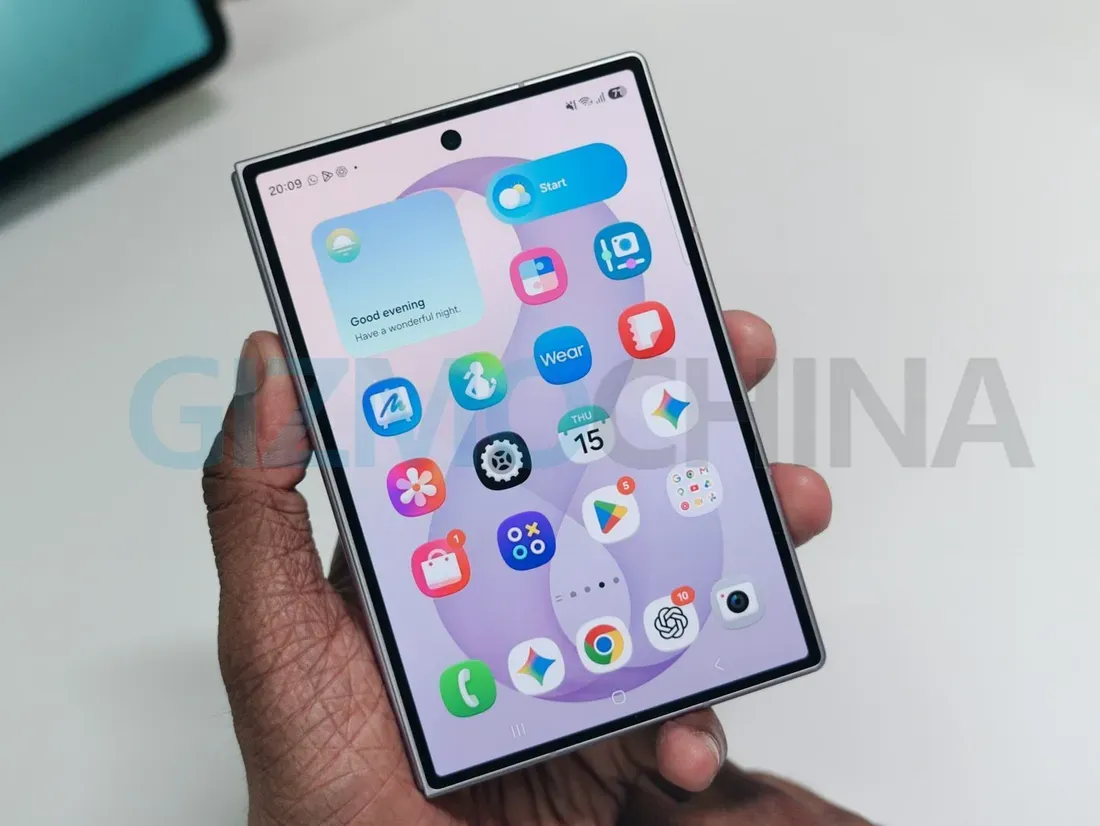 Samsung Galaxy Z Fold 8 disangga dengan power bank magnetik Sharge