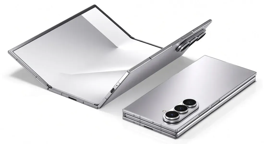 Smartphone layar lipat Samsung berwarna perak dalam kondisi terlipat dan terbuka sebagian