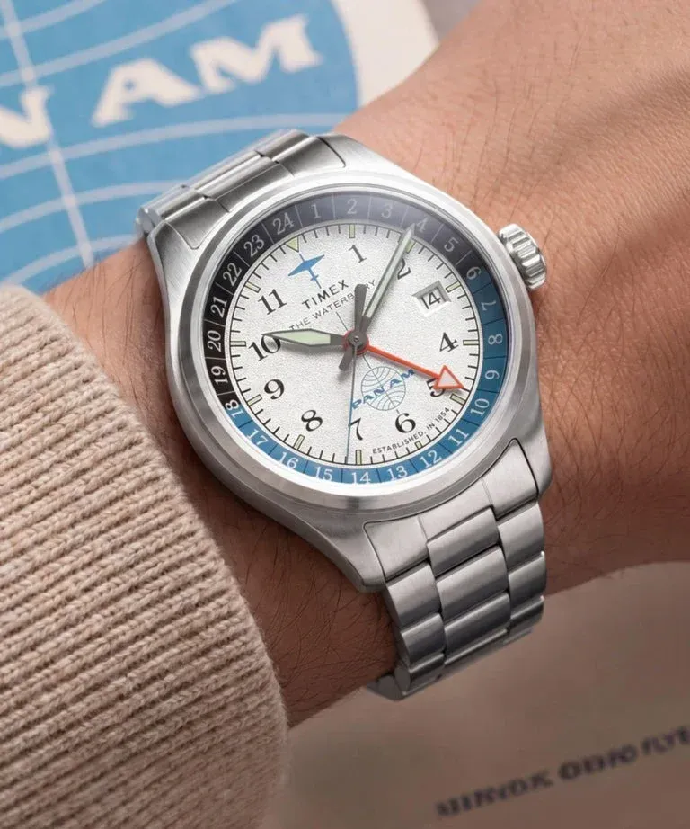 Tampilan dekat dial Timex Pan Am Waterbury GMT menunjukkan skala 24 jam hitam dan biru